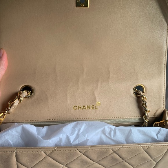 Vintage Classic Single Flap in Beige Lambskin in 24GHW - Picture 6 of 15